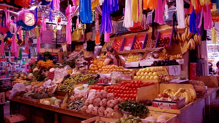 Frutas y verduras dentro del Mercado Escobedo