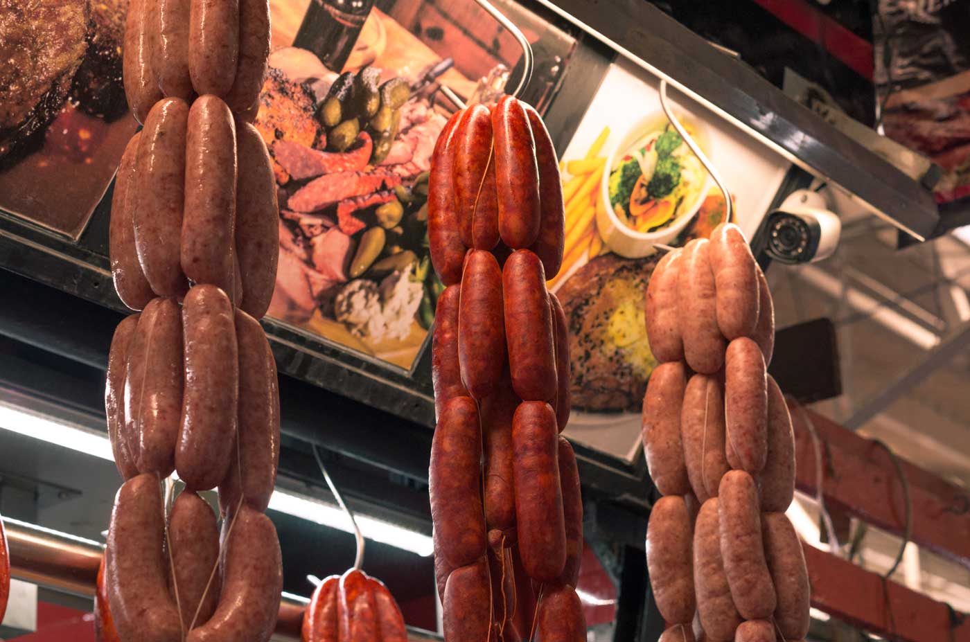 Detalle de carnes y embutidos en el Mercado La Cruz