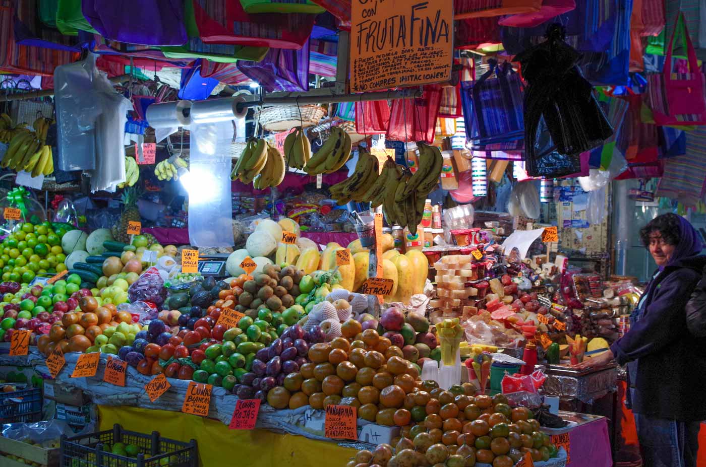 Puesto de frutas en el Mercado Reforma, San Juan del Río