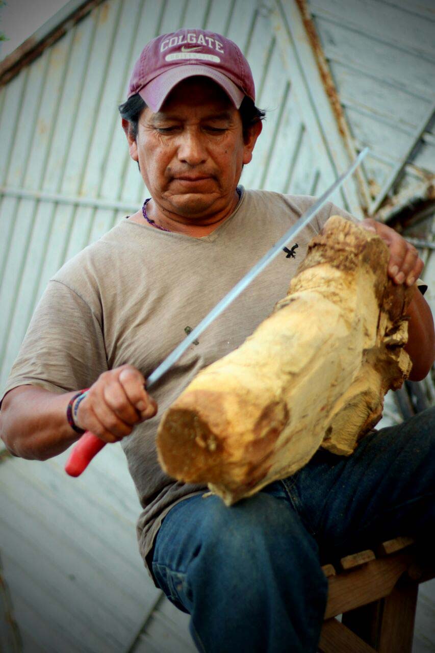 Don Pascual tallando madera.